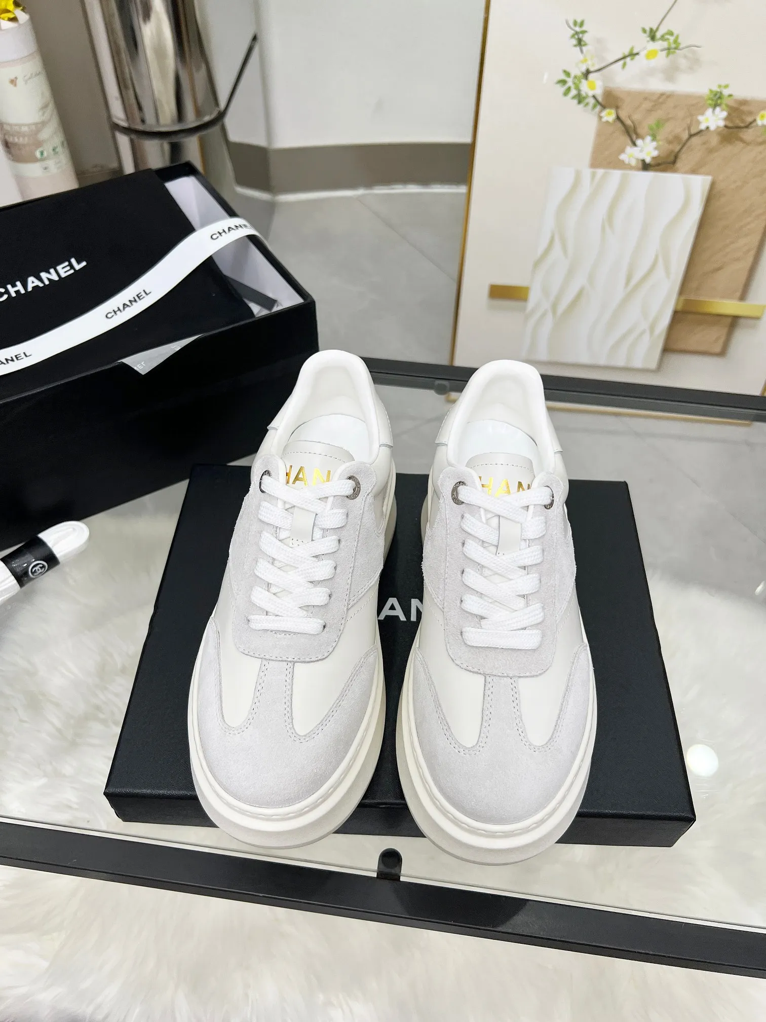 👟👟Ex-factory price 480👟👟 CHANEL 25C spring and summer new sports shoes official website is available at the same time ❤️ Counter out-of-stock kings. Major bloggers are recommending new styles on social days. This season’s new styles are simply eye-catching and look great on the feet. The casual casual sports style is refreshing and natural, interpreting Chanel’s fashionable femininity. The overall customization makes all sports models on the market at that time obsolete. This series is now available for sale! The upper is made of custom imported pebbled calf leather ➕ custom frosted calf leather. The lining is made of original one-to-one professionally customized mesh. Hardware accessories. Original full set of molds (not common in the market). Original custom molded TPU combination outsole. Height 4 cm. Women's size 35-39.